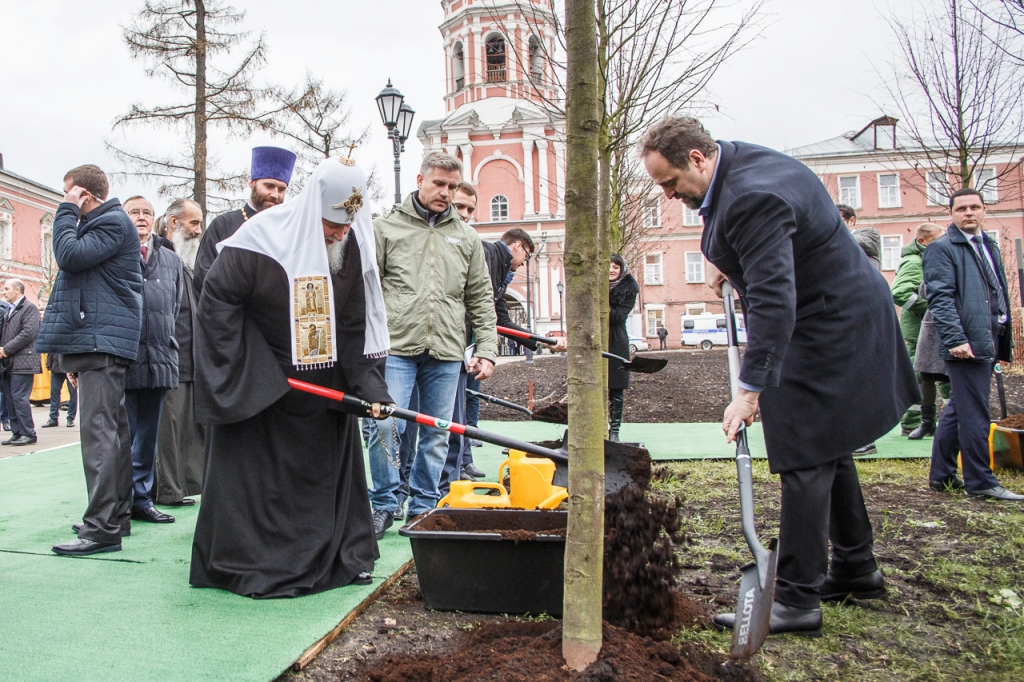 Патриарх Кирилл принял участие в посадке деревьев главной липовой аллеи Донского монастыря - фото 13
