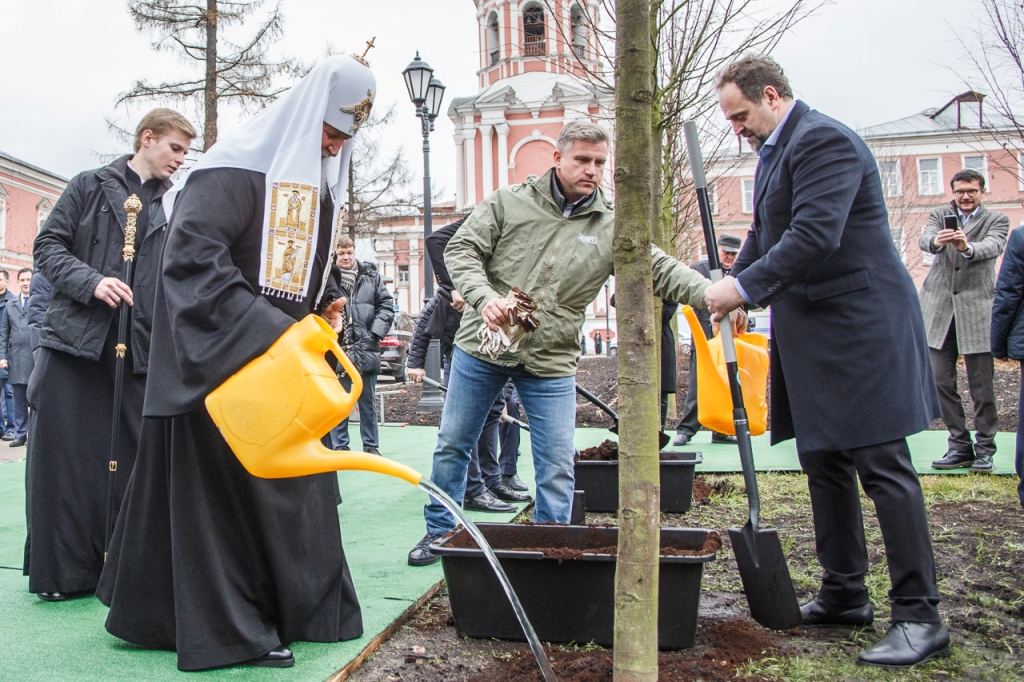 Патриарх Кирилл принял участие в посадке деревьев главной липовой аллеи Донского монастыря - фото 14