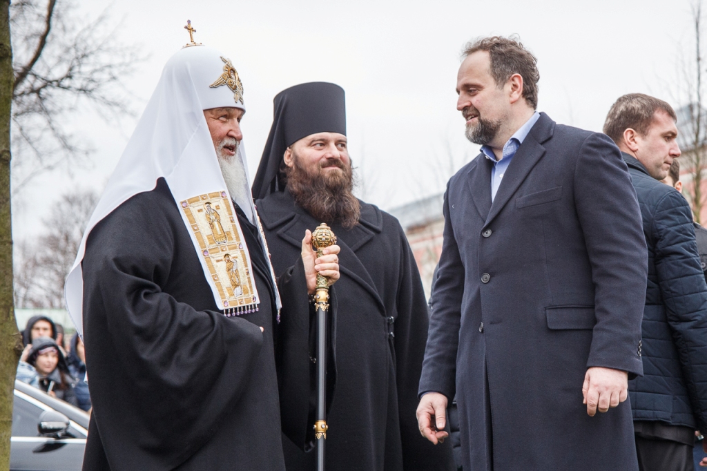 Патриарх Кирилл принял участие в посадке деревьев главной липовой аллеи Донского монастыря - фото 15