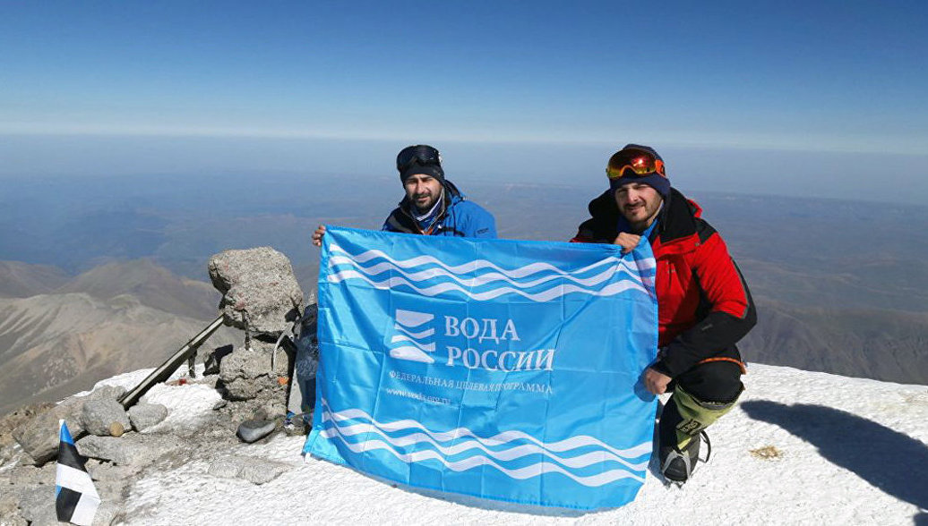 Флаг «Воды России» развернули на Эльбрусе молодые альпинисты - фото 1