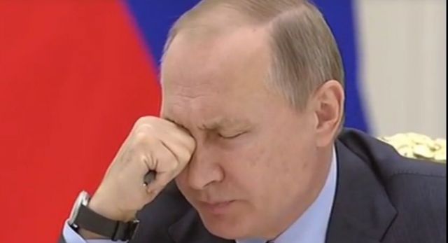 Владимир Путин слушает выступление Жириновского на встрече с лидерами фракций - фото 1