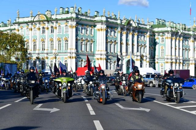 По традиции мотоциклисты Санкт-Петербурга дважды в год обязательно встречаются на Дворцовой площади - фото 3