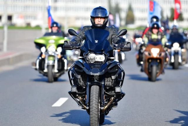 По традиции мотоциклисты Санкт-Петербурга дважды в год обязательно встречаются на Дворцовой площади - фото 4