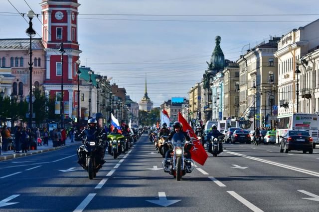 По традиции мотоциклисты Санкт-Петербурга дважды в год обязательно встречаются на Дворцовой площади - фото 6