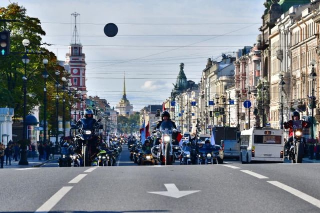 По традиции мотоциклисты Санкт-Петербурга дважды в год обязательно встречаются на Дворцовой площади - фото 13