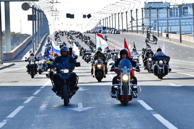 По традиции мотоциклисты Санкт-Петербурга дважды в год обязательно встречаются на Дворцовой площади - фото 15