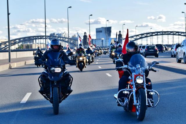 По традиции мотоциклисты Санкт-Петербурга дважды в год обязательно встречаются на Дворцовой площади - фото 16