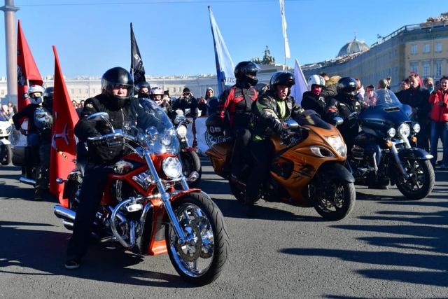 По традиции мотоциклисты Санкт-Петербурга дважды в год обязательно встречаются на Дворцовой площади - фото 18
