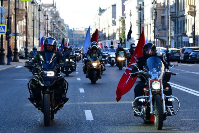 По традиции мотоциклисты Санкт-Петербурга дважды в год обязательно встречаются на Дворцовой площади - фото 19