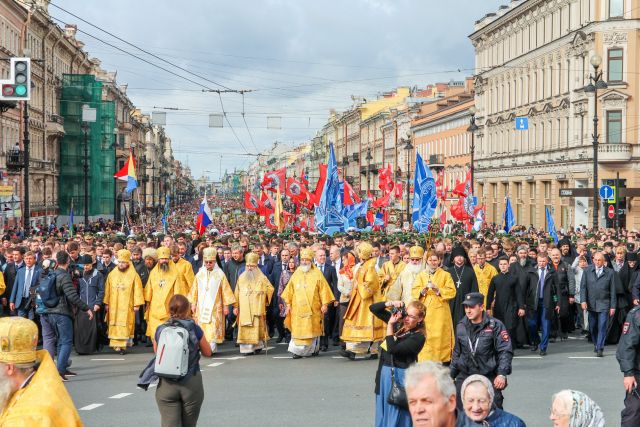 Праздничный Крестный ход в честь перенесения мощей Александра Невского - фото 2