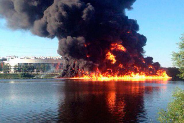 Превышений нормативов вредных веществ в атмосферном воздухе на месте пожара на Москве-реке не зафиксировано - фото 1