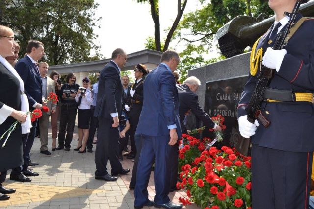 Церемония возложения цветов к мемориалу «Танк Т – 34». Симфорополь - фото 27
