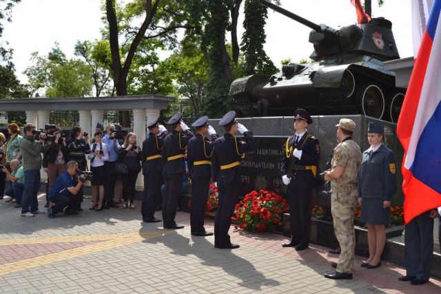 Церемония возложения цветов к мемориалу «Танк Т – 34». Симфорополь - фото 47