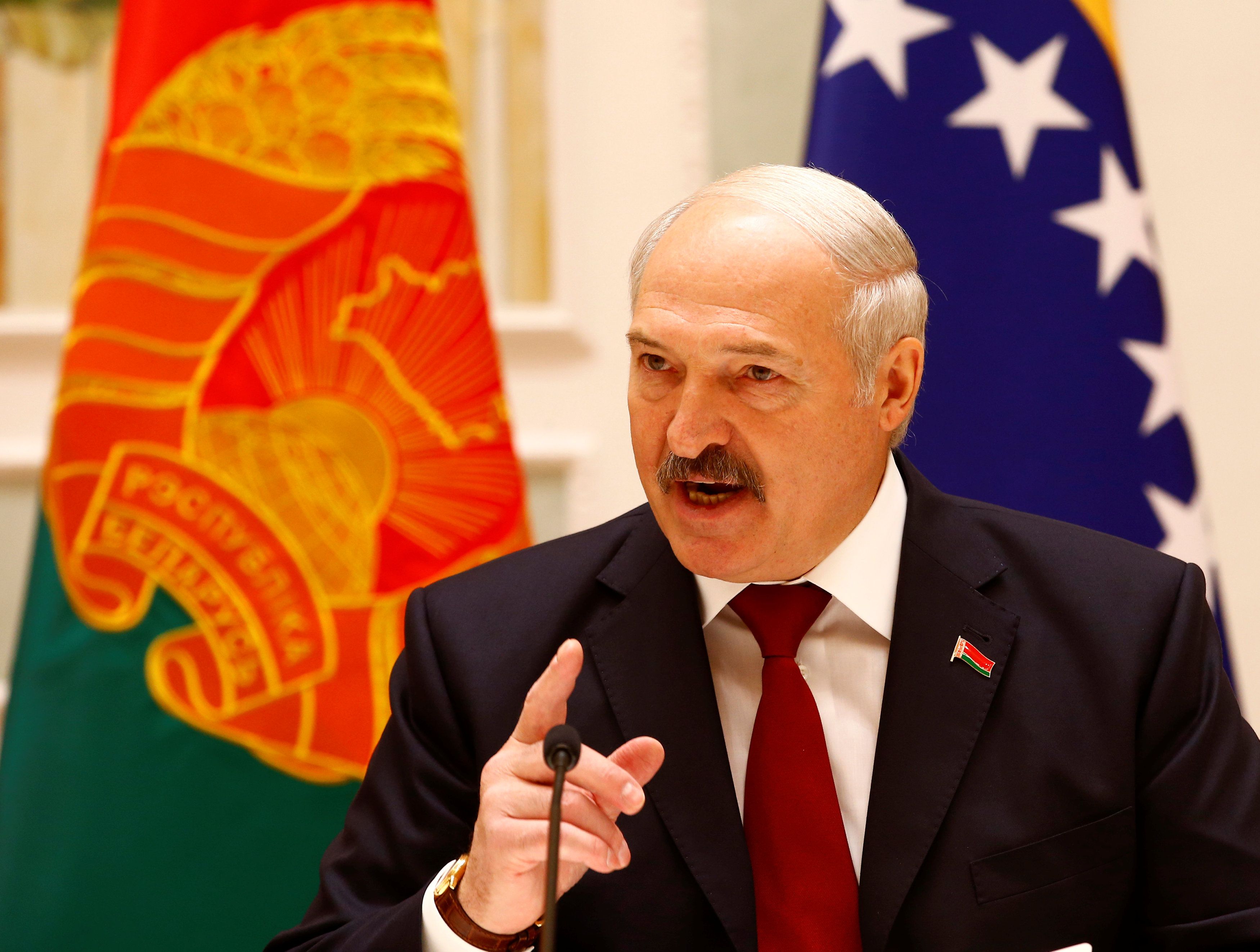 Александр Григорьевич Лукашенко встал на колени перед народом Белоруссии - фото 2