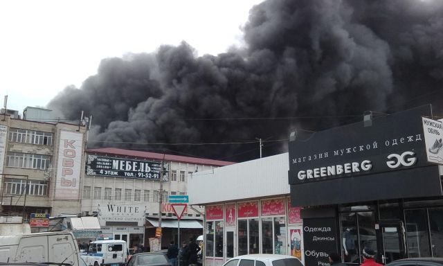 Чудовищный пожар на крупнейшем вещевом рынке Махачкалы - фото 1