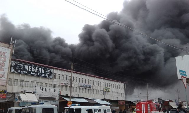 Чудовищный пожар на крупнейшем вещевом рынке Махачкалы - фото 4