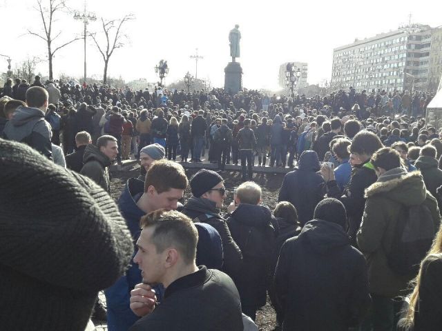 В результате митинга против коррупции на Тверской пострадали «объекты озеленения» - фото 6