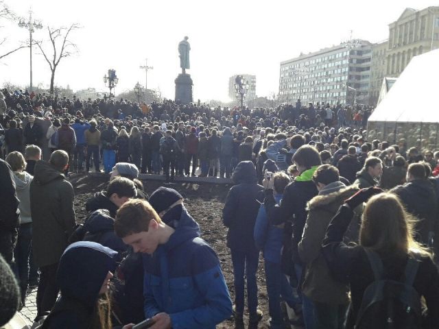 В результате митинга против коррупции на Тверской пострадали «объекты озеленения» - фото 7
