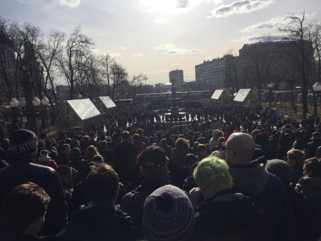 В результате митинга против коррупции на Тверской пострадали «объекты озеленения» - фото 10