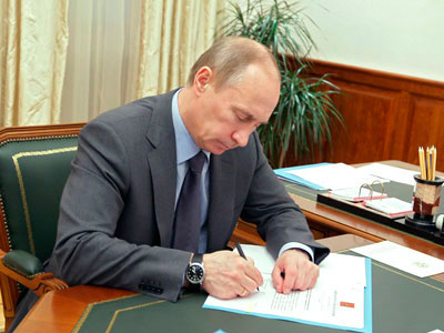 Vladimir Putin sign 061112