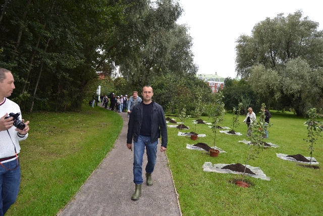 Главный эколог столицы посадил свое тысячное дерево в Москве  - фото 5
