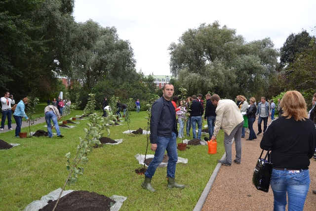 Главный эколог столицы посадил свое тысячное дерево в Москве  - фото 9