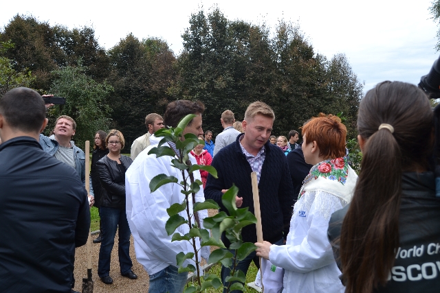 Главный эколог столицы посадил свое тысячное дерево в Москве  - фото 13