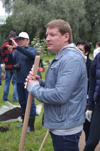 Главный эколог столицы посадил свое тысячное дерево в Москве  - фото 20