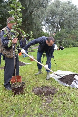 Главный эколог столицы посадил свое тысячное дерево в Москве  - фото 30