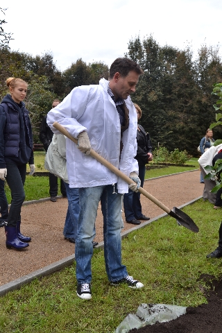 Главный эколог столицы посадил свое тысячное дерево в Москве  - фото 54