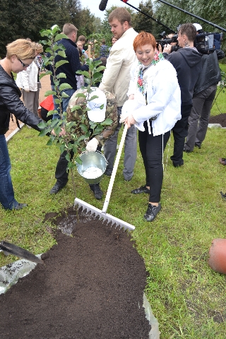 Главный эколог столицы посадил свое тысячное дерево в Москве  - фото 55