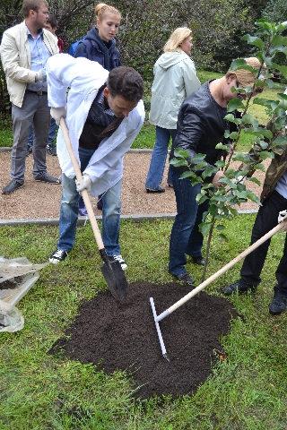 Главный эколог столицы посадил свое тысячное дерево в Москве  - фото 56