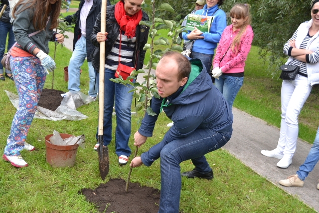 Главный эколог столицы посадил свое тысячное дерево в Москве  - фото 66