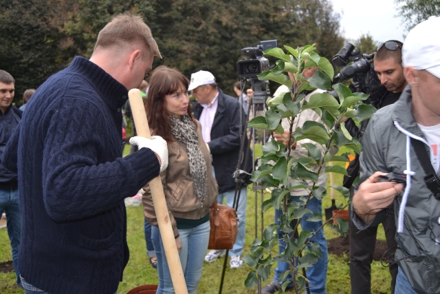 Главный эколог столицы посадил свое тысячное дерево в Москве  - фото 103