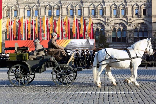 Москва отметила 74 годовщину исторического парада на Красной площади - фото 5