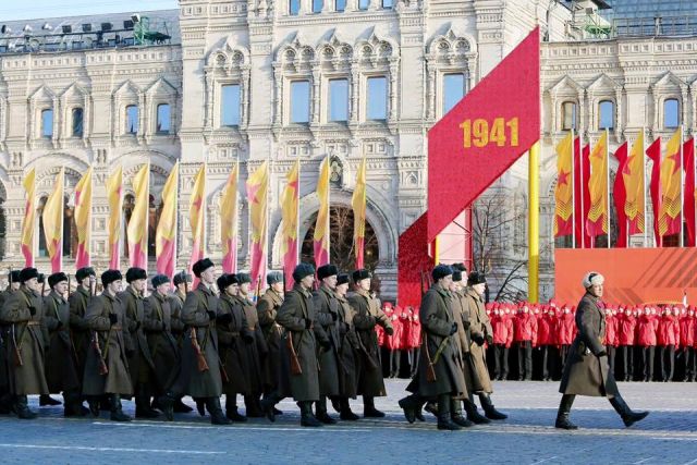 Москва отметила 74 годовщину исторического парада на Красной площади - фото 6