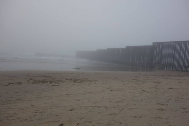 Граница на замке, концы в океан. Гузель Немирова описала границу США и Мексики - фото 5