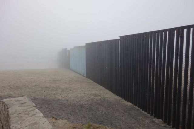 Граница на замке, концы в океан. Гузель Немирова описала границу США и Мексики - фото 8