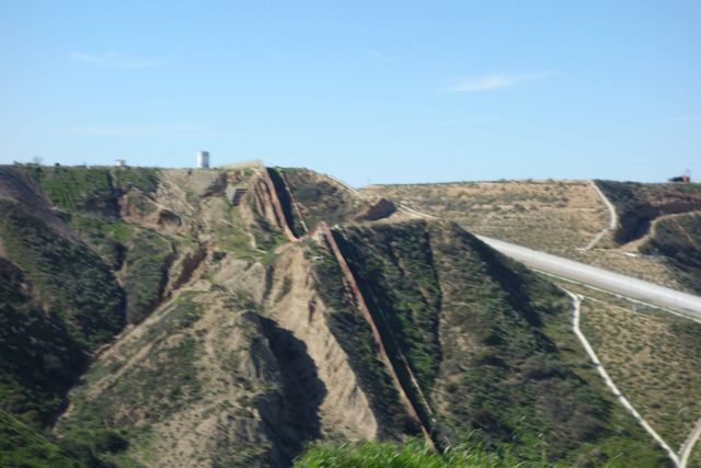Граница на замке, концы в океан. Гузель Немирова описала границу США и Мексики - фото 13