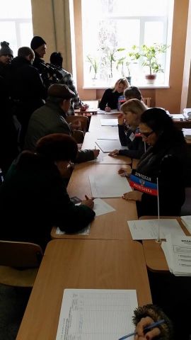Первые 11 фотографий о выборах в Донецке  - фото 8