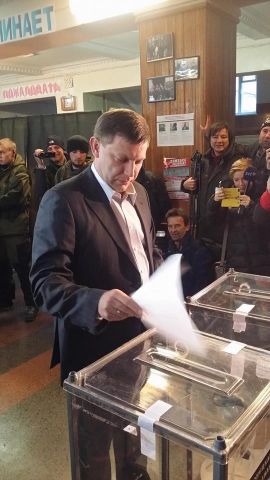 Первые 11 фотографий о выборах в Донецке  - фото 9