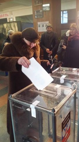 Первые 11 фотографий о выборах в Донецке  - фото 4