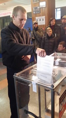 Первые 11 фотографий о выборах в Донецке  - фото 6