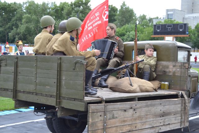 Оборону Славянска поддержали маршем триколора в Москве - фото 1