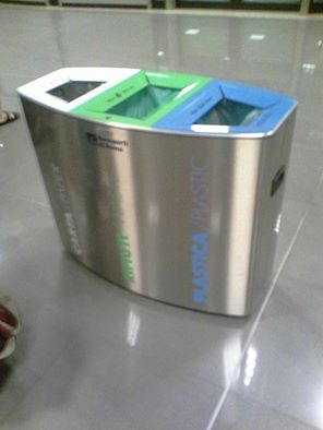 Эти урны для раздельного сбора мусора установленная в аэропорту имени Леонардо да Винчи в Риме - фото 1