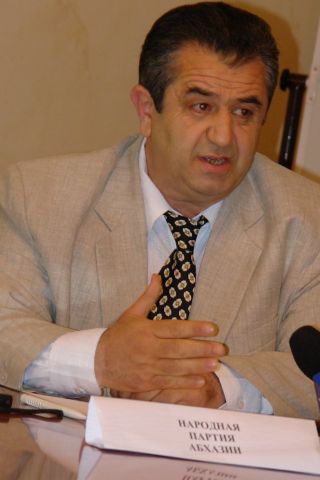 Якуб Лакоба: вода политического процесса в Абхазии из «болотной» становится проточной - фото 1