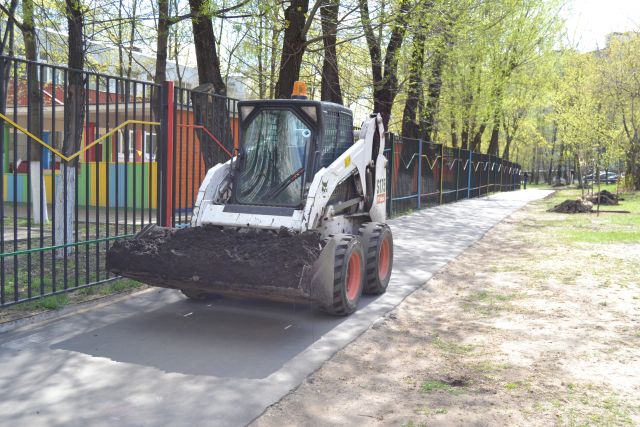На Вешняковской улице высаживать деревья главному экологу столицы Антону Кульбачевскому помогали дети - фото 2
