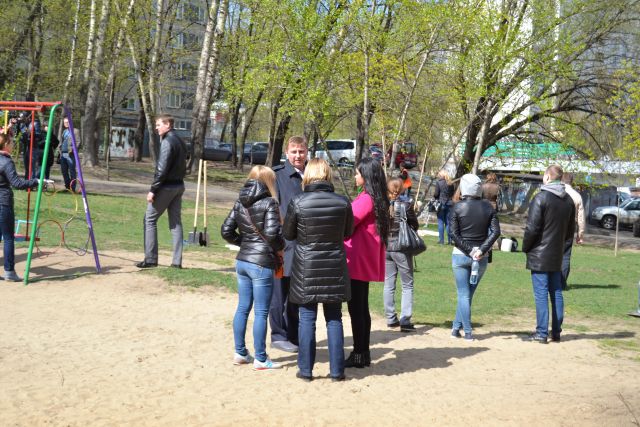 На Вешняковской улице высаживать деревья главному экологу столицы Антону Кульбачевскому помогали дети - фото 3