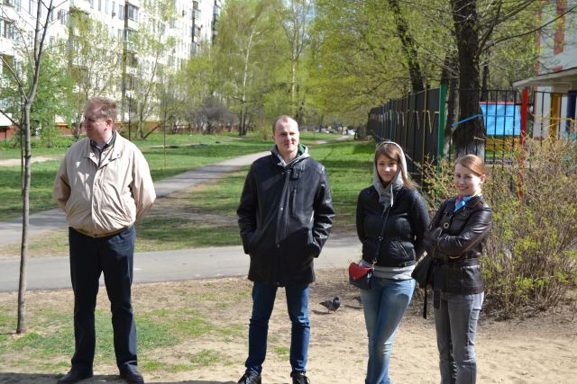 На Вешняковской улице высаживать деревья главному экологу столицы Антону Кульбачевскому помогали дети - фото 11