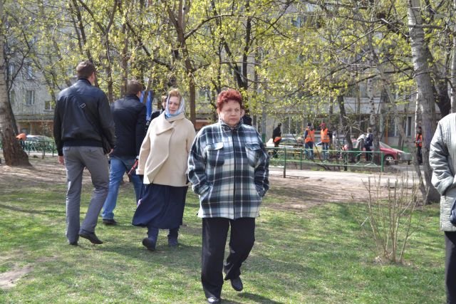 На Вешняковской улице высаживать деревья главному экологу столицы Антону Кульбачевскому помогали дети - фото 12